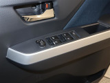 パワーウィンドウのスイッチです。車種によっては鍵のロック・アンロックに連動してミラーが開閉する「オートリトラクタブルミラー」も装備!