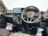 運転席まわりです。 各操作スイッチは使いやすい位置に配置されてます。