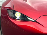 【LEDヘッドライト】悪天候や夜間走行時も良好な視界を確保し安心して運転できる高輝度LEDヘッドライトを装備!点灯速度が早く、消費電力も抑えられています。