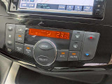 オートエアコンで温度を設定するだけで快適な車内環境を維持することができます!