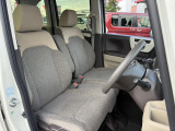 運転席シート廻りは使用感も少なく、良好な状態となっています。前オーナー様が丁寧に使っていたことがよくわかりますね。