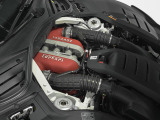 6.5L V12自然吸気エンジンを搭載し、725cvの力強いパワーと滑らかな加速を提供します。