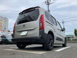 リアにもコーナーセンサー付きですので駐車も安心です。
