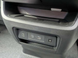 ワイヤレス充電が搭載されているのでお手持ちの携帯電話を置くだけで充電が可能です。