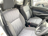 運転席まわりには十分なスペースがあり、大柄な方でもゆったり運転していただける環境です。