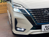 【LEDヘッドライト】悪天候や夜間走行時も良好な視界を確保し安心して運転できる高輝度LEDヘッドライトを装備!点灯速度が早く、消費電力も抑えられています。