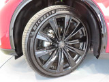トヨタ純正アルミホイール。タイヤサイズは235/45R21です。