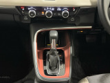 ハイブリッド専用セレクトレバーです。シフトチェンジを電子信号で送信するセレクトレバーを採用していますので、軽快でスマートな操作を楽しめます。