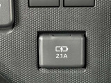 充電用USB端子付き。スマートフォンなどの充電に便利です。