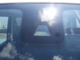 【エマージェンシーブレーキ】走行中に前方の車両等を認識し、衝突の危険があるときは警報とブレーキで衝突回避と被害軽減をアシスト。より安全にドライブをお楽しみいただけます。