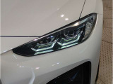 BMWの伝統の丸目4灯ヘッドライトでございます。LEDライトで視認性もよく明るく安全性の向上につながります。