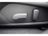 運転席+助手席はパワーシートです。シートの前後、高低と、膝元の上げ下げ、リクライニング、電動で微調整可能です。お好みのポジションに。