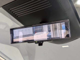 インテリジェントルームミラー搭載で、車の後方に設置されたカメラ映像を映し出してシートバックやヘッドレスト、同乗者に視界が遮られることがなく視認性が非常に良いです