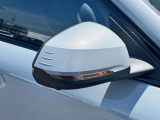 追い越し車線上を急接近してくる車両を認識してミラー内側に組み込まれたインジケータを点滅させドライバーに警告します。注意喚起に気づかず、ドライバーがそのまま車線を越えた場合には車線維持をサポートします。