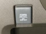 アクセサリーソケットはUSBのアダプターなどをつければ、スマホの充電にも使えます。周辺には物が置けるボックスがついています。
