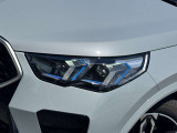 LEDヘッドライト。先進のLEDテクノロジーを採用。照射される白色光の周波特性は太陽に近く、バイキセノンヘッドライトを上回るコントラストでさらに明るく輝きます。悪天候の日でも優れた視認性を発揮します。