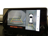 【全周囲モニター】車を上空から見下ろしたような映像をカーナビ画面に映し出し、車庫入れや縦列駐車をサポートしてくれます。