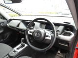 ★運転席周辺★視認性や操作性を備えつつも先進的なデザインを追求した運転席まわり。 デザインにも、質感にもこだわって、見て、触れて心地よい、 乗る人すべてがくつろげるインテリアを仕立てました!