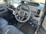 【運転席】座り心地が良いシートなので長時間の運転でも快適にお過ごしいただけます。新品のフロアマットのご注文も可能です。掲載箇所以外にご希望の写真がございましたらお気軽にお問い合わせ下さい。
