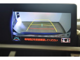 バックモニター付き。車両後方の映像が画面に表示されるので、車庫入れが苦手な人も安心です。ただし、目視確認もお忘れなくお願いいたします。