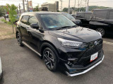 外で見るとこのような雰囲気です!夕方に撮ってますがブラックの外装と合ってますね!