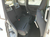 リヤシートも全車消毒済み。足元も軽とは思えない広さがあります。ドアには小物を収納できる便利な【リヤポケット】付。