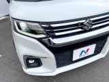 【LEDヘッドライト】悪天候や夜間走行時も良好な視界を確保し安心して運転できる高輝度LEDヘッドライトを装備!点灯速度が早く、消費電力も抑えられています。