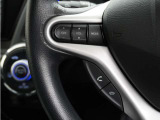 ハンドルにオーディオ操作用スイッチを備え、手を放さずに操作可能。安全性と利便性を両立しています。