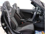 お車選びをお楽しみ頂けるよう、在庫車の展示スペースを十分に確保しております。