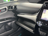 各シートには様々な収納や快適装備があり、どちらのシートに座っても快適なドライブをお楽しみいただけます♪