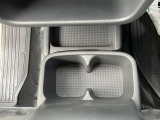 シフトレバーの近くにドリンクホルダーがついてます!運転中でも使いやすい位置です(*^▽^*)