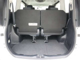 ハッチバックなので、バックドアは上に開きます♪大きな荷物の出し入れがしやすくなります。便利ですよ♪