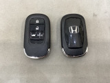 スマートキーを装備しています。鍵を差し込むことなくドアロックの開け閉めと、スタートボタン操作でのエンジンスタートができます。ボタン操作でトランクが開けられる電動テールゲートのボタンもついています。