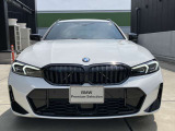 【BMWの伝統】BMWの特徴的な&ldquo;キドニーグリル&rdquo;は、80年以上続く伝統の形でございます。変わらないこだわりのデザインが、プレミアムブランド&ldquo;BMW&rdquo;を創り出します。