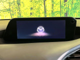 【8.8インチマツダコネクト】車内の雰囲気にマッチした大型のディスプレイ。スマホ接続でのナビ使用やBluetooth再生等、様々な機能が楽しめます。直感的なダイヤル操作が可能で、使い勝手も良好です。