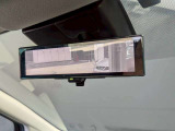 インテリジェントルームミラー搭載で、車の後方に設置されたカメラ映像を映し出してシートバックやヘッドレスト、同乗者に視界が遮られることがなく視認性が非常に良いです