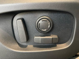 電動パワーシートですので運転中のシート調節も安全に行えます。微調整も可能ですのであなただけのドライビングポジションを実現します。