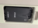 【ETC】有料道路を利用する際に料金所で停止することなく通過できる、ETC車載器(ノンストップ自動料金収受システム機器)が装備されています。セットアップを行うことで利用可能になります。