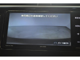 バックモニター付き。 車両後方の映像が画面に表示されるので、車庫入れが苦手な人も安心です。ただし、目視確認もお忘れなくお願いいたします。