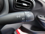 スイッチをオートに設定しておけば、車外の明るさに応じて自動的にヘッドランプを点灯・消灯します。夕暮れ時やトンネルの続く山道などを走行する時に便利なコンライトを装備しています。