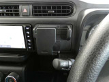 スマホをスッキリ収納できるスマホホルダーを装着済みです。
