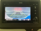 バックでの車庫入れも安心です!リアカメラが付いているバックモニター付のディスプレイオーディオを装備しております。操作線もついており距離感も画面から確認できます。
