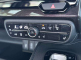 夏でも冬でもお好みの温度に設定しておけば、AUTO ボタンひとつで快適な車内空間へ!風の強さや温度、内外気の切り替えも自動で調整してくれます♪こちらのお車はシートヒーター機能付きです!