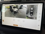 ボディの目立たない位置に設置された4台のデジタルカメラにより、周囲の状況を3Dで確認できます。それぞれのカメラを単独もしくは複数表示することも可能。狭い場所や出入口なども安心できます!