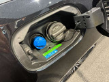 ドアハンドルには握りやすいグリップ形状が採用されています。空力面からは不利ですが、万一の事故の際など、車内に残された乗員を救出する為、外部からドアを開けやすいようになっています。