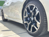 BMW純正アルミホイールです。納車時にはアルミホイールコーティングも承っております!是非ご検討下さいませ。