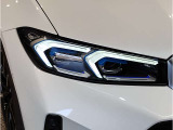 【LEDヘッドライト】先進のLEDテクノロジーを採用。放射される白色光の周波特性は太陽光に近く、バイキセノン・ヘッドライトを上回るコントラストで更に明るく輝きます!