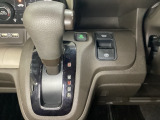 CVT車のセレクトレバーです。低速から高速まで、変速ショックのないスムーズな走りと、エンジン効率のよい領域を維持して燃費にも貢献します。サイドブレーキはスイッチ操作の電子制御パーキングブレーキです。