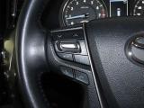 【ステアリングスイッチ】運転中に視線を前に向けたまま操作できます。