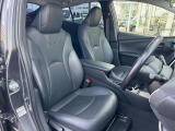 運転席まわりには十分なスペースがあり、大柄な方でもゆったり運転していただける環境です。
